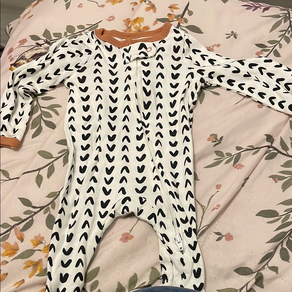 Cloud Island Black and White Heart Footies